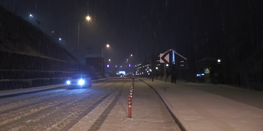 Erzurum'da Nisan ayında kar süprizi: Kent beyaza büründü