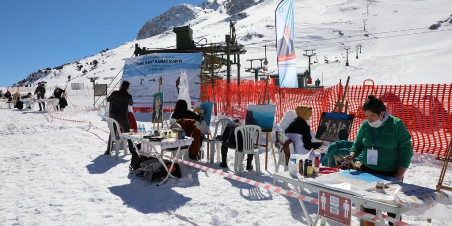 Antalya’nın zirvesinde kar üzerinde resim yaptılar