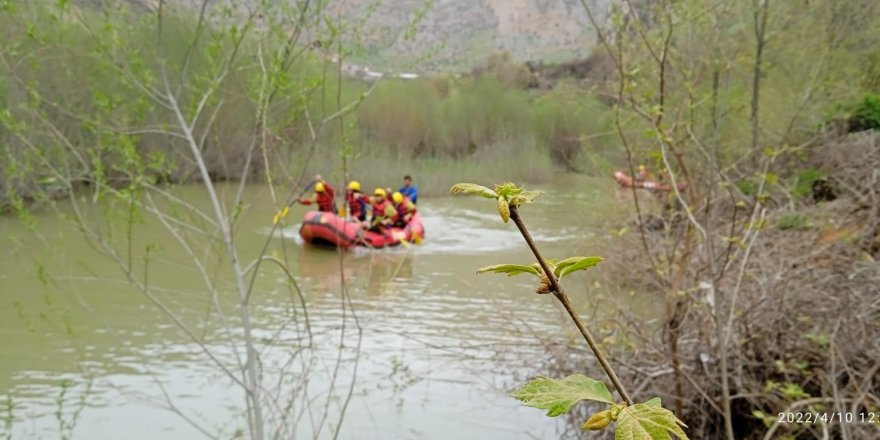 Zap Suyu’nda rafting yaparak yarışmalara hazırlanıyorlar