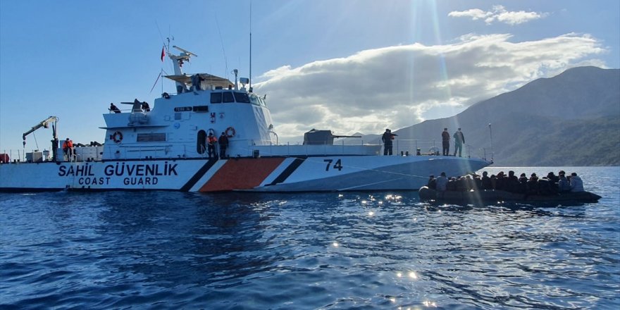 Kuşadası'nda Türk kara sularına geri itilen 37 düzensiz göçmen kurtarıldı