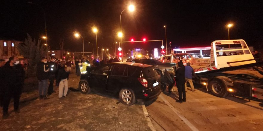 Afyonkarahisar'daki zincirleme trafik kazasında 5 kişi yaralandı