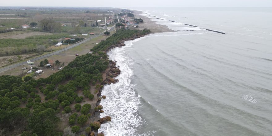 Hırçın Karadeniz 150 metre kumsalı yuttu, evler tehdit altında