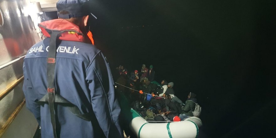 Yunanistan'ın geri ittiği 53 düzensiz göçmen kurtarıldı