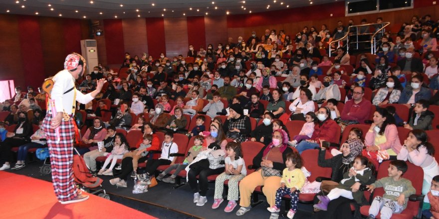 Nazilli’de 2 bin 500 çocuk tiyatro ile buluştu