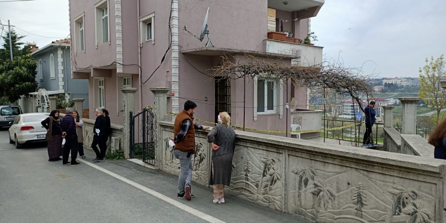 Çamaşırları toplamak için gitti, komşusunun cansız bedenini buldu