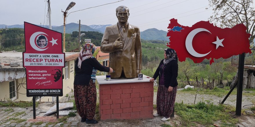 Kadınlar Atatürk büstünü altın rengine boyadı