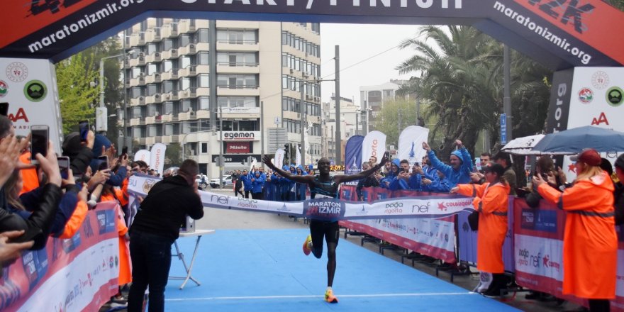 Maraton İzmir’de yeniden rekor kırıldı