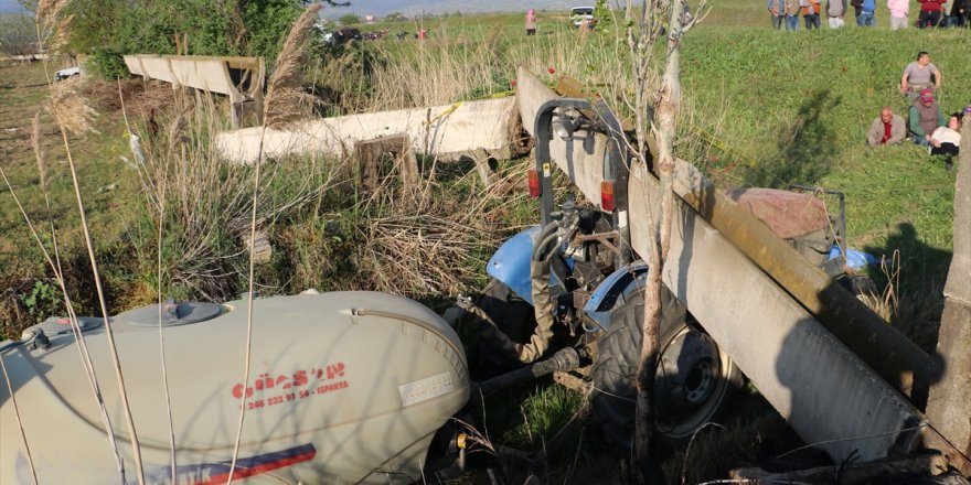 Manisa'da çarptığı kanalet üzerine devrilen traktör sürücüsü hayatını kaybetti