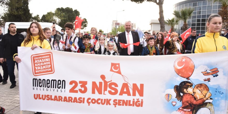 Menemen’de 23 nisan kutlamaları renkli kortejle başladı