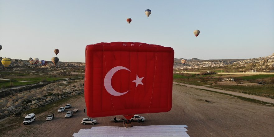 Dünyanın en büyük bayrak figürlü balonu Kapadokya’da havalandı