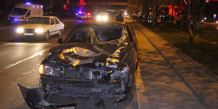 Yolun karşısına geçmek isteyen 2 genç otomobilin çarpması sonucu hayatını kaybetti