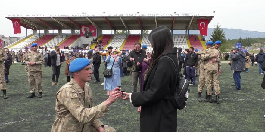 Uzman onbaşıdan mezuniyet töreninde sürpriz evlilik teklifi