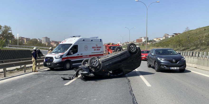 Pendik’de refüje çarpan otomobil takla attı: 1 yaralı