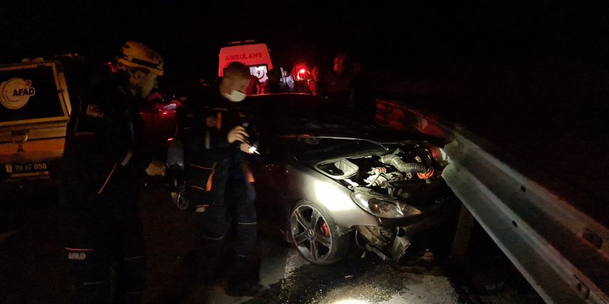 Yoldan çıkan otomobil karşı şeride geçip bariyerlere saplandı