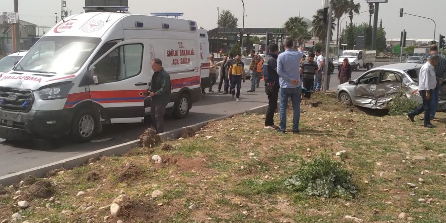 Hatay'da ambulans ile çarpışan otomobilin sürücüsü yaralandı