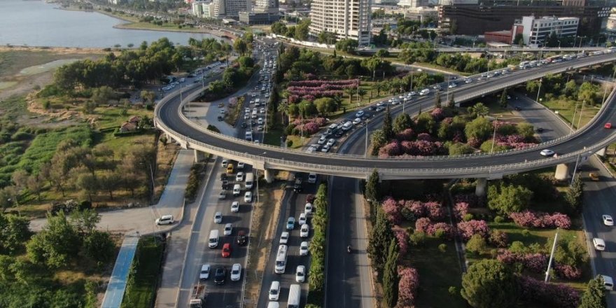 İzmir'de trafiğe kayıtlı araç sayısı arttı