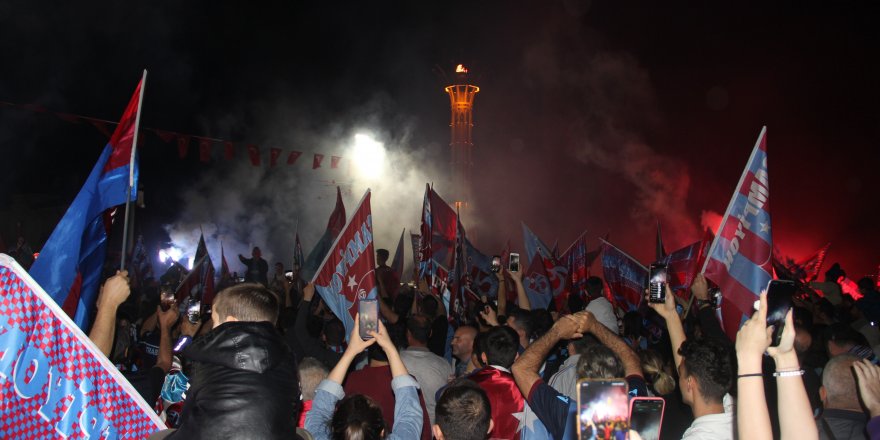 İzmir’de Trabzonspor’un şampiyonluğu coşkuyla kutlandı