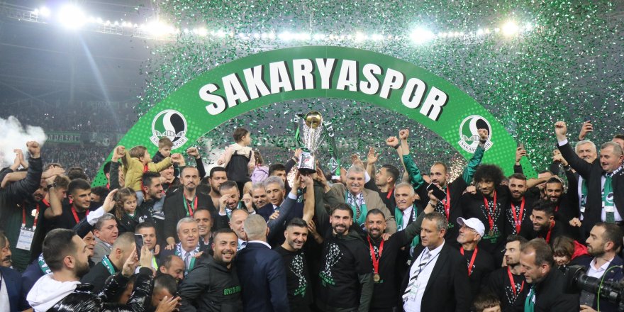 Sakaryaspor’da çifte bayram; şampiyonluk kupası kalktı 10 binler sahaya indi