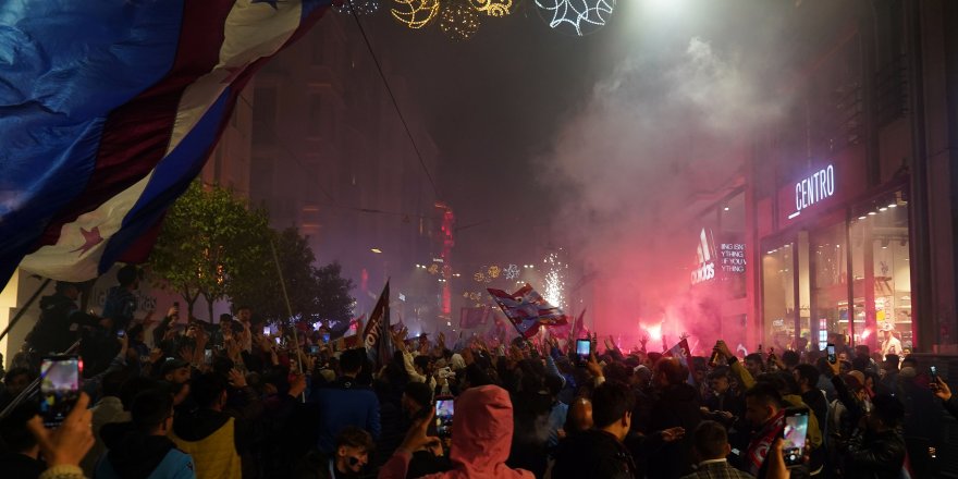 Taksim Meydanı bordo-mavi