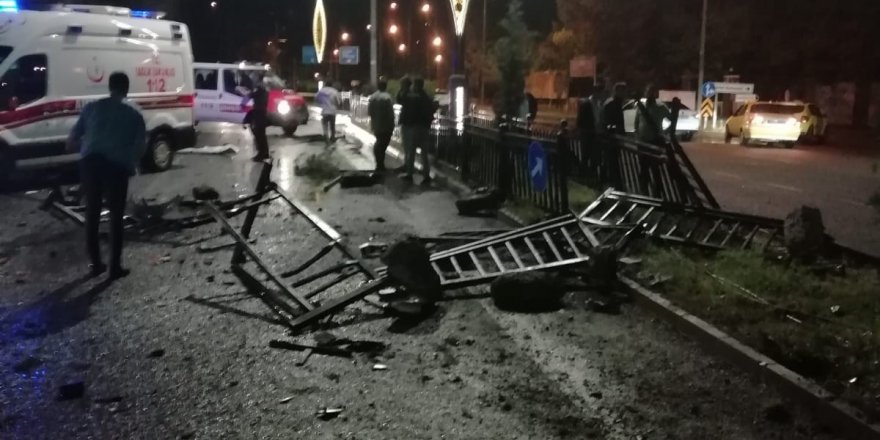 Bingöl’de kontrolden çıkan otomobil bariyerler çarptı: 2 ölü