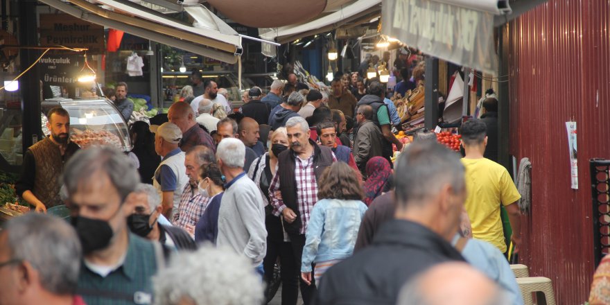 Tarihi Kemeraltı Çarşısı’nda bayram alışverişi yoğunluğu