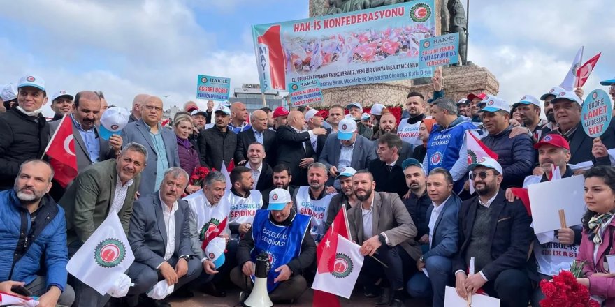 Sendikalar Taksim'deki Cumhuriyet Anıtı'na çelenk bıraktı