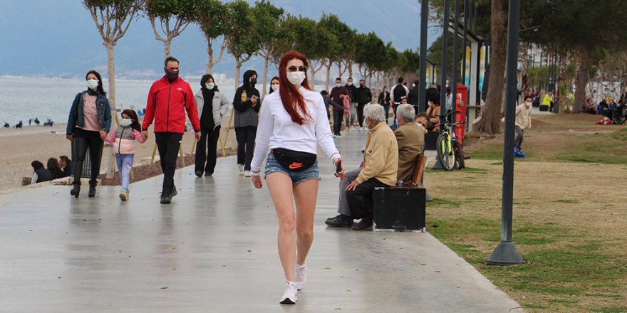 Cumartesi kısıtlamasının olmadığı Antalya'da sahil ve park yoğunluğu