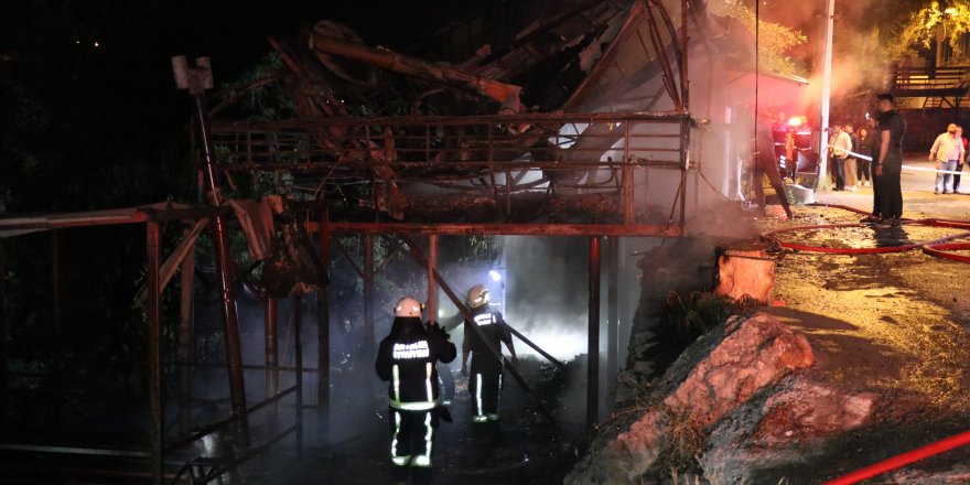 Alevlere teslim olan restoran küle döndü