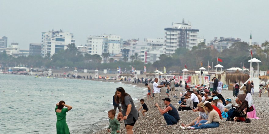 Antalya’nın dünyaca ünlü sahilinde bayram yoğunluğu