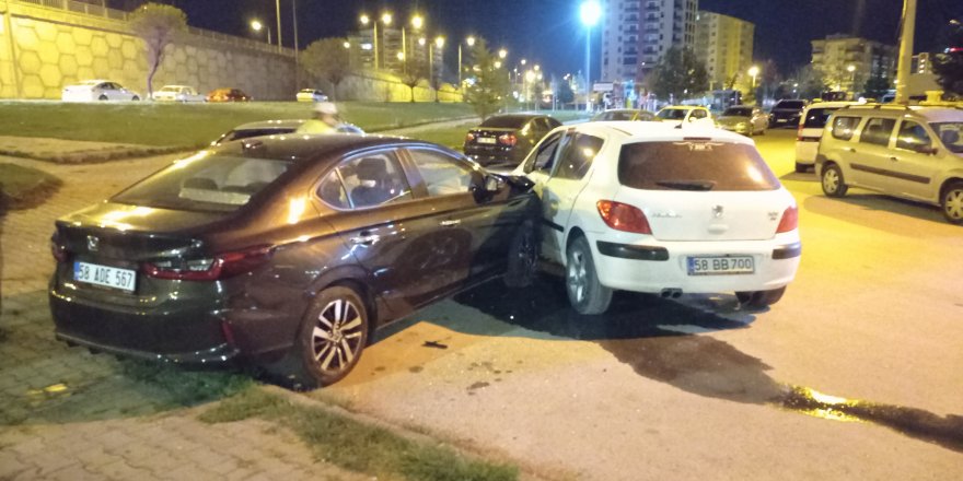 Yoldan çıkıp park halindeki araca çarptı, kazaya neden olan diğer araç olay yerinden kaçtı