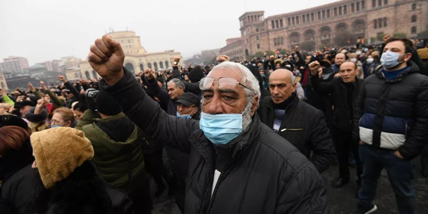 Ermenistan parlamentosunun çevresinde Paşinyan karşıtları toplandı