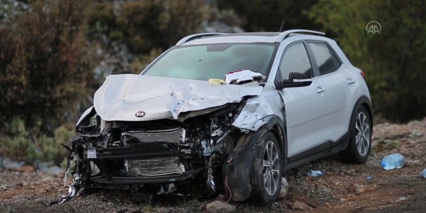Antalya'da otomobil ile hafif ticari aracın çarpışması sonucu 7 kişi yaralandı