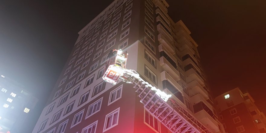 Kahramanmaraş’ta 14 katlı binanın çatı katında yangın çıktı