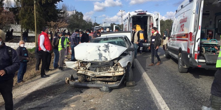 Muğla'da minibüs ile otomobil çarpıştı: 6 yaralı