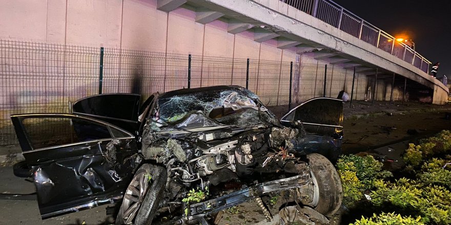 Alkollü halde kullandığı otomobili ile köprü demirlerini kırarak aşağı uçtu: 3 yaralı