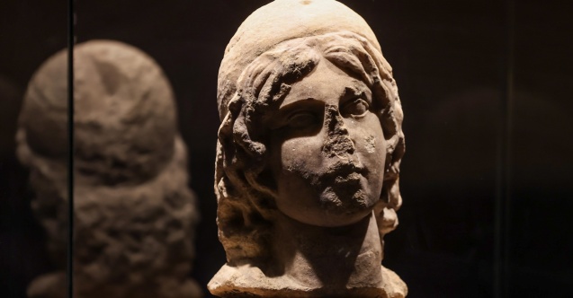 İzmir'deki Apollon heykelleri ziyaretçisiyle buluştu
