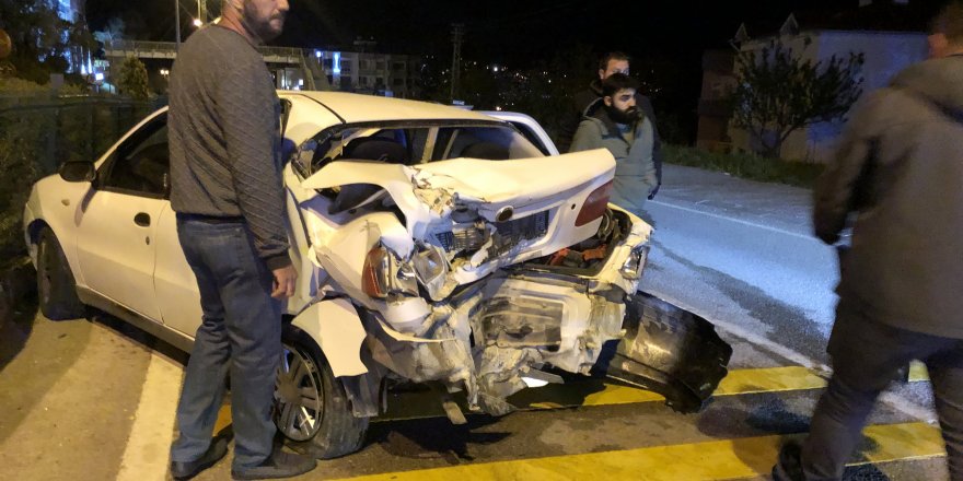 Trafik kazasında otomobil hurdaya döndü: 1 yaralı