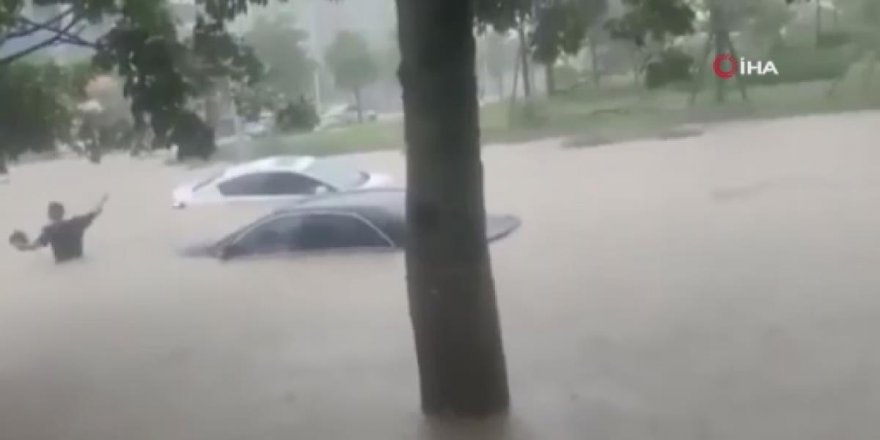 Çin’de sel nedeniyle sokaklar sular altında kaldı