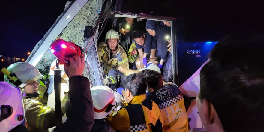 Çatalca’da servis otobüsü park halindeki tıra arkadan çarptı: 1'i ağır 2 yaralı