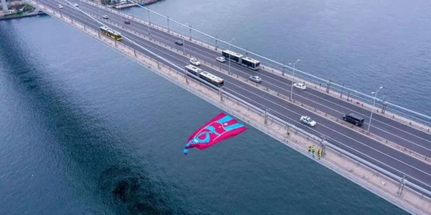 'Rambo Okan' üçüncü denemesinde köprüdeki Trabzonspor bayrağını kesti