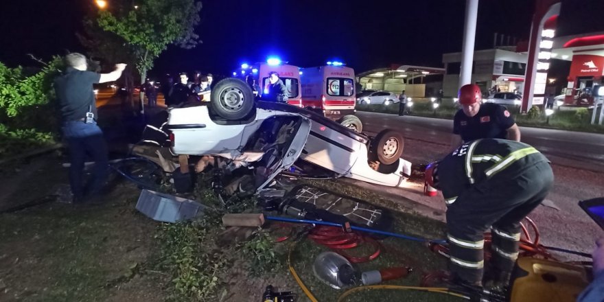 Kontrolden çıkan otomobil ağaç ve direği devirerek durabildi: 1'i ağır 5 yaralı