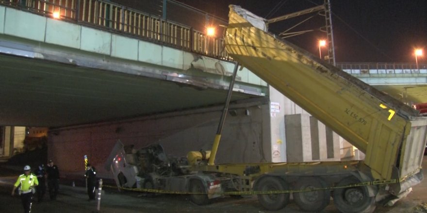 Pendik’te dorsesi açılan kamyon alt geçide çarptı: 1 yaralı