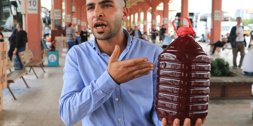 Yanan motosikleti 150 litre şalgam suyu dökerek söndürdüler