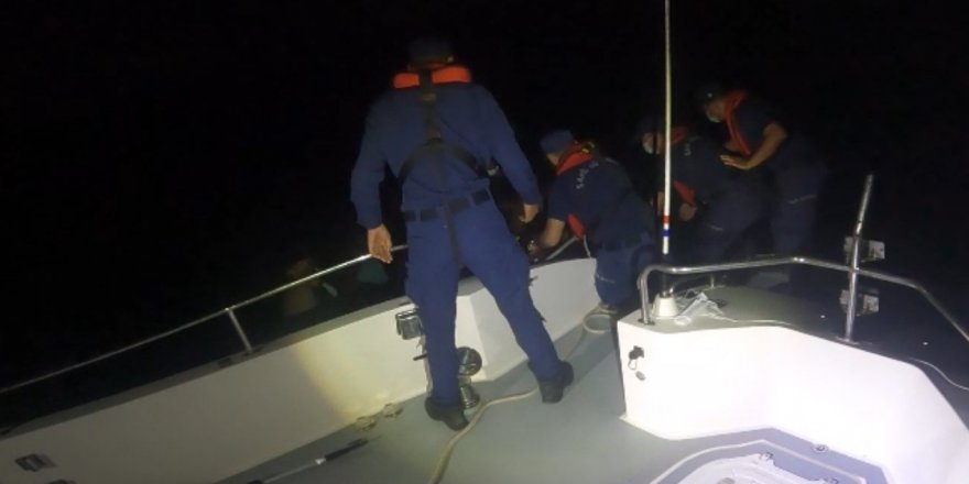 İzmir’de 149 düzensiz göçmen kurtarıldı, 2 kaçakçı yakalandı