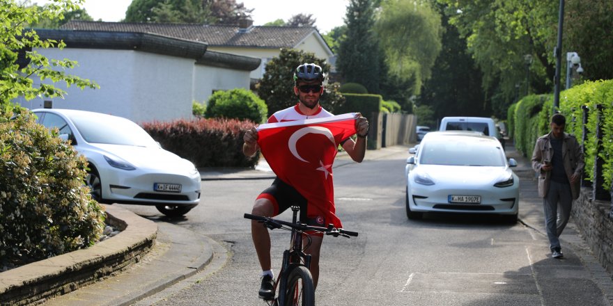 Almanya Köln'de 19 Mayıs Etkinliği: Milli Sporcu Ali Uzun, Almanya'da pedalları 19 Mayıs için çevirdi
