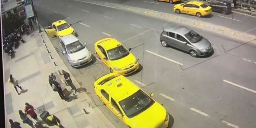 Turistlerin 3 bin dolarını ‘tırnakçılık’ yöntemiyle çalan taksiciler önce kameralara sonra polise yakalandı