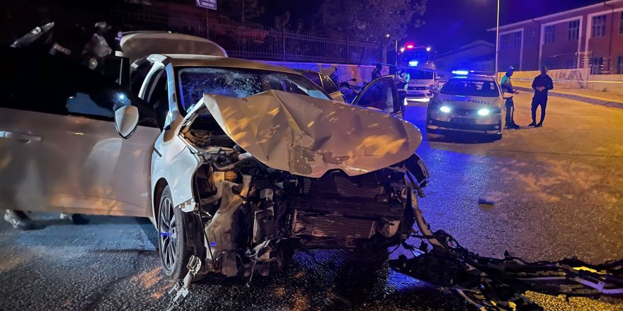 Polisten kaçan sürücü otomobille duvara çarptı: 2 yaralı