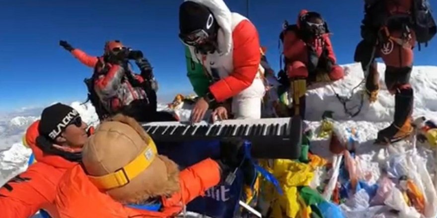 Meksikalı genç dağcı Everest Dağı’nın zirvesinde org çaldı