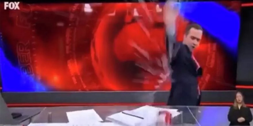 Fox Tv: Habere sinirlenen Selçuk Tepeli bardak fırlatıp yayını terk etti