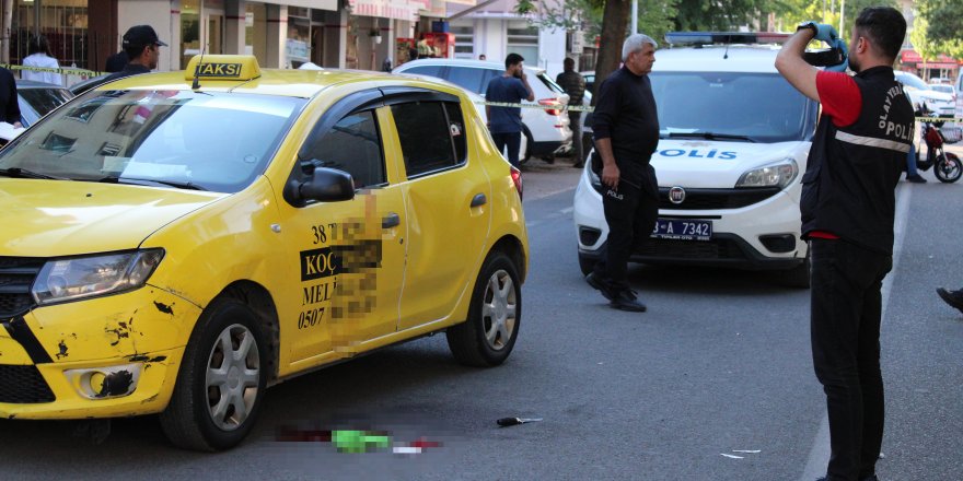 Taksi sahibinin oğlu, şoförü kafasından vurdu